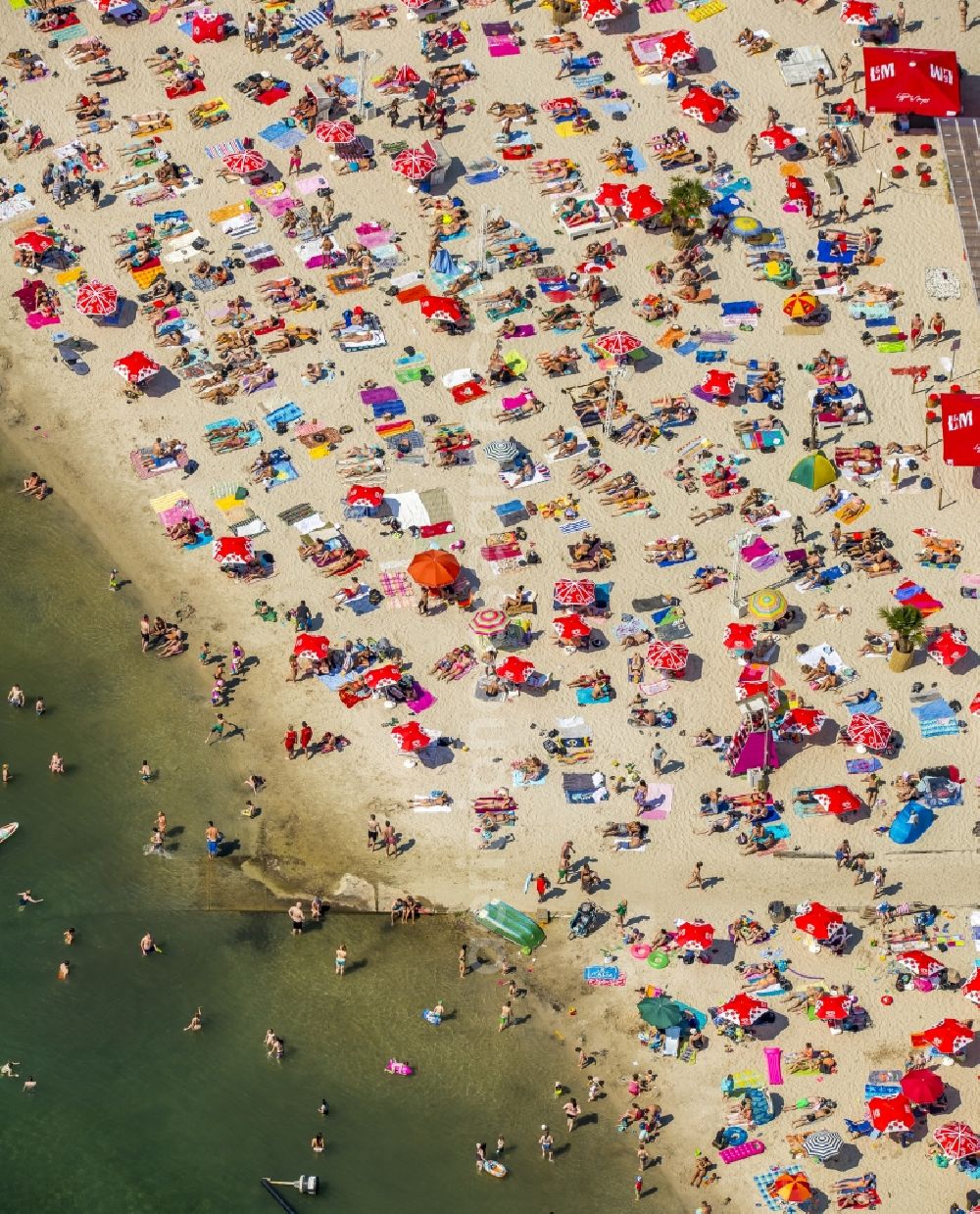 Aerial image Köln - Mass influx of bathers on the beach and the shore areas of the lake Escher See in Cologne in the state North Rhine-Westphalia