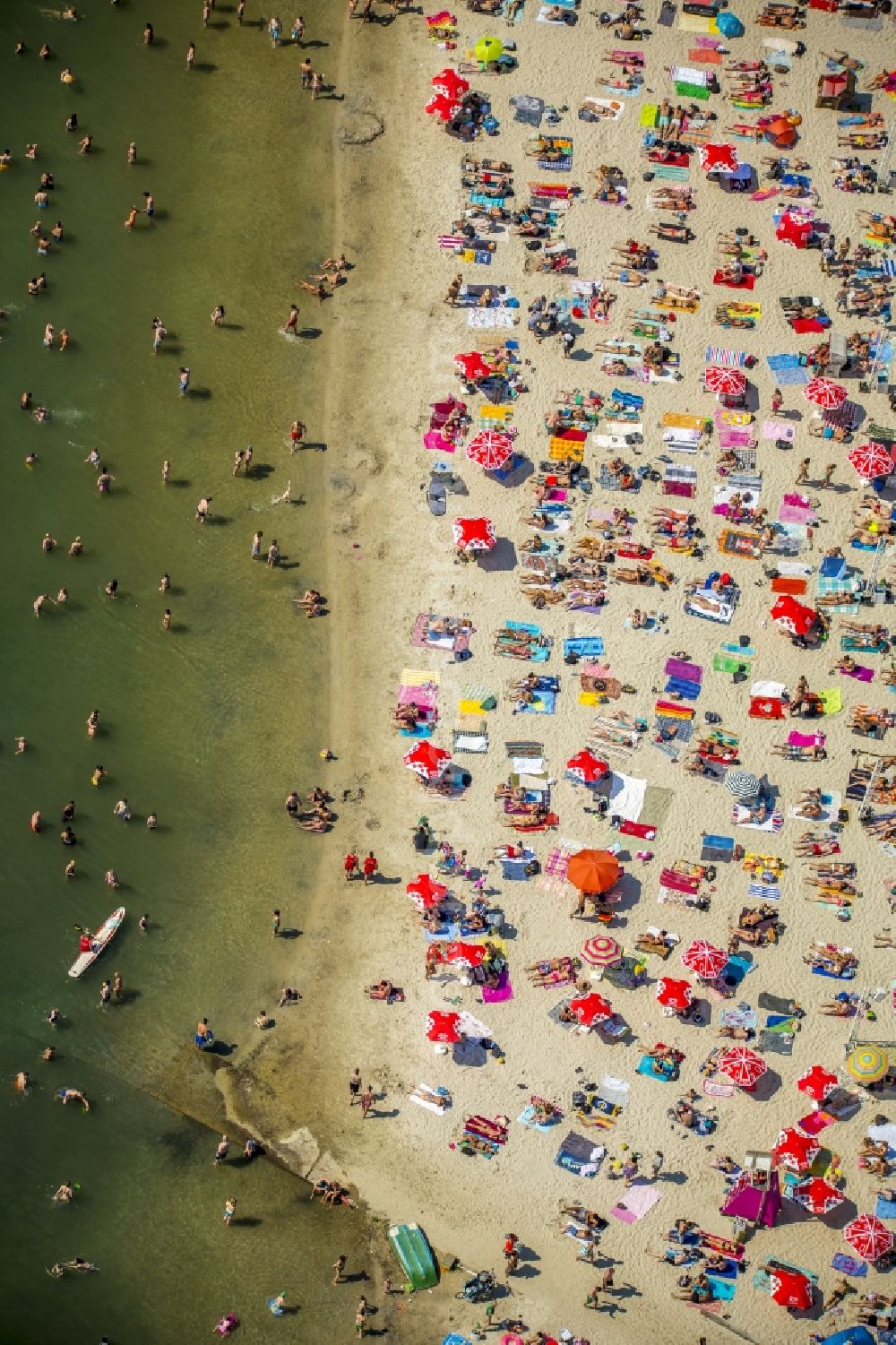 Aerial photograph Köln - Mass influx of bathers on the beach and the shore areas of the lake Escher See in Cologne in the state North Rhine-Westphalia