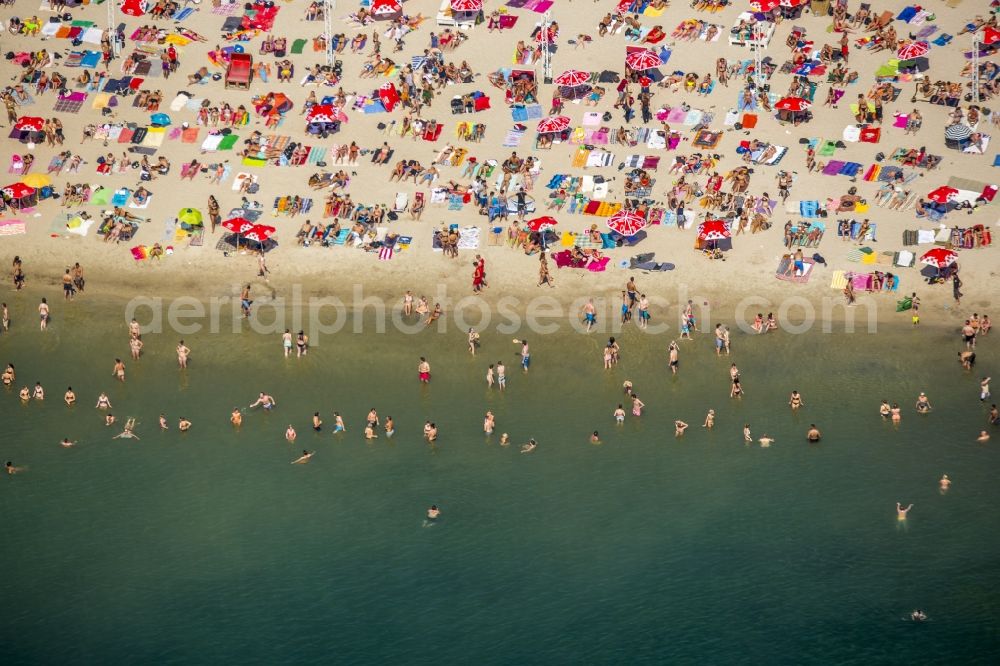 Köln from the bird's eye view: Mass influx of bathers on the beach and the shore areas of the lake Escher See in Cologne in the state North Rhine-Westphalia