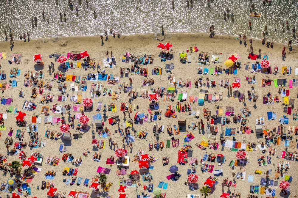 Aerial image Köln - Mass influx of bathers on the beach and the shore areas of the lake Escher See in Cologne in the state North Rhine-Westphalia