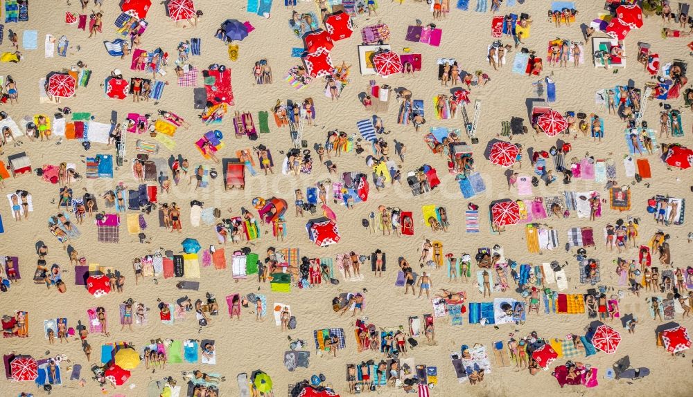 Köln from the bird's eye view: Mass influx of bathers on the beach and the shore areas of the lake Escher See in Cologne in the state North Rhine-Westphalia