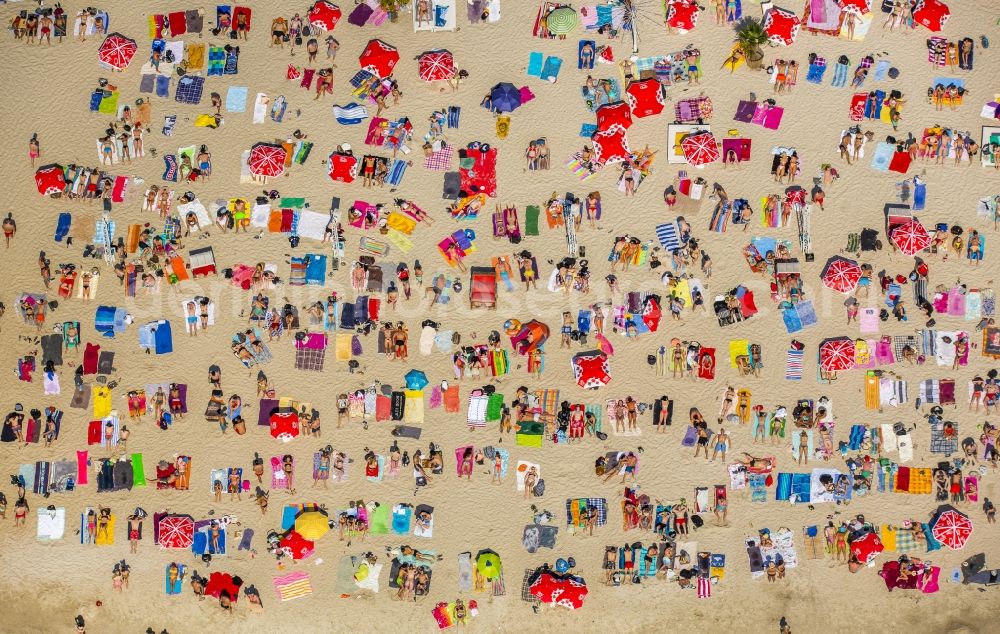 Aerial photograph Köln - Mass influx of bathers on the beach and the shore areas of the lake Escher See in Cologne in the state North Rhine-Westphalia