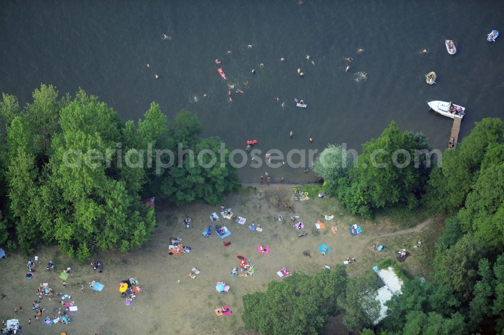 Berlin from the bird's eye view: Mass influx of bathers on the beach and the shore areas of the lake Mueggelsee in Berlin in Germany