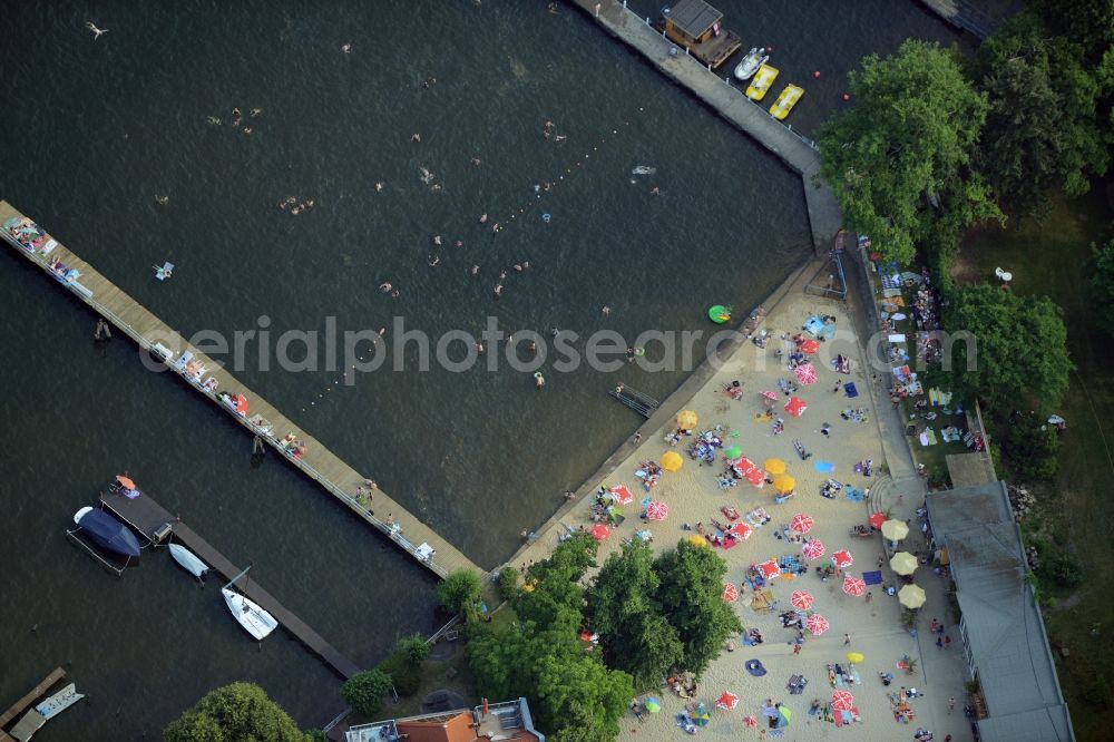 Berlin from above - Mass influx of bathers on the beach and the shore areas of the lake Mueggelsee on Friedrichshagen in Berlin in Germany