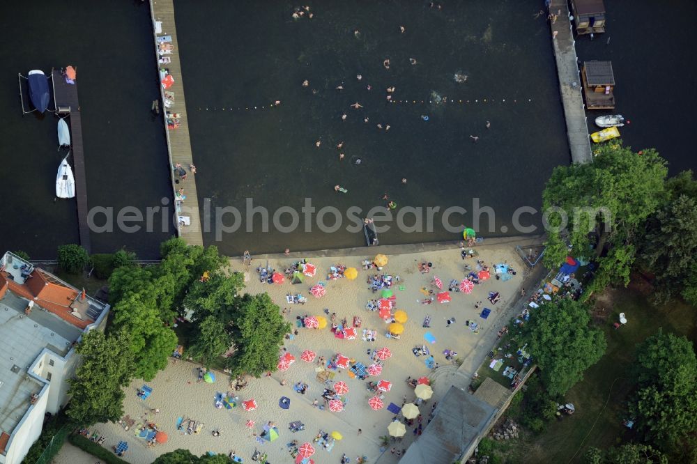 Berlin from the bird's eye view: Mass influx of bathers on the beach and the shore areas of the lake Mueggelsee on Friedrichshagen in Berlin in Germany