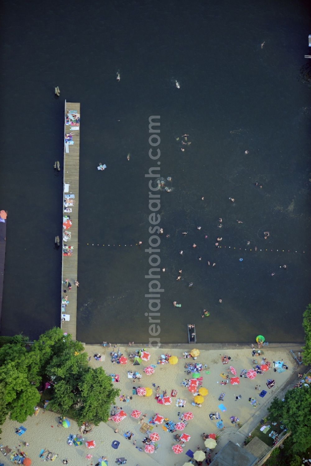 Aerial image Berlin - Mass influx of bathers on the beach and the shore areas of the lake Mueggelsee on Friedrichshagen in Berlin in Germany