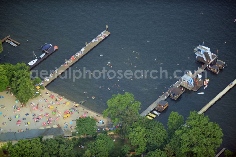 Aerial photograph Berlin - Mass influx of bathers on the beach and the shore areas of the lake Mueggelsee on Friedrichshagen in Berlin in Germany