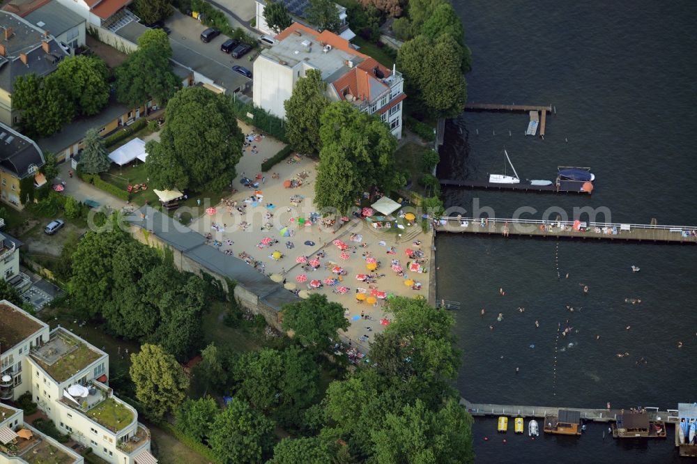 Berlin from above - Mass influx of bathers on the beach and the shore areas of the lake Mueggelsee on Friedrichshagen in Berlin in Germany