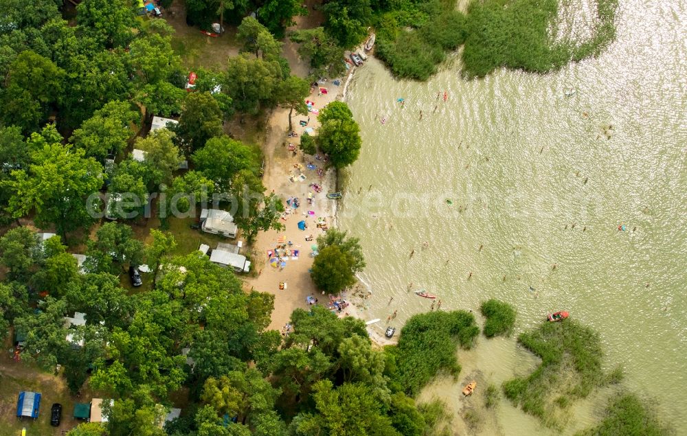 Boeker Mühle from the bird's eye view: Mass influx of bathers on the beach and the shore areas of the lake Mueritz in Boeker Muehle in the state Mecklenburg - Western Pomerania