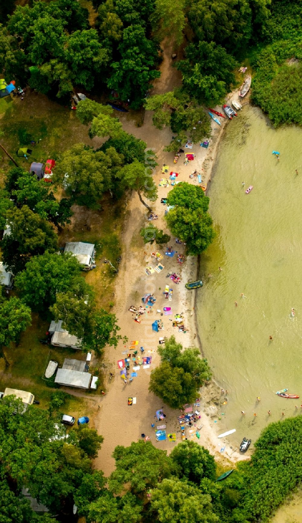 Aerial image Boeker Mühle - Mass influx of bathers on the beach and the shore areas of the lake Mueritz in Boeker Muehle in the state Mecklenburg - Western Pomerania