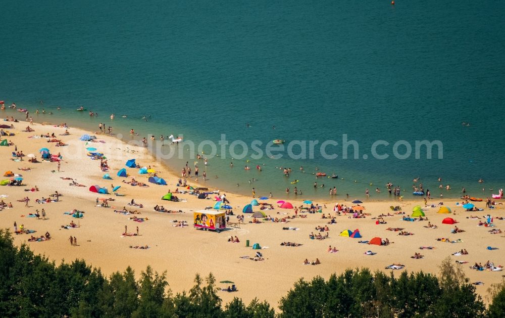 Aerial image Haltern am See - Mass influx of bathers on the beach and the shore areas of the lake Silbersee II in the district Sythen in Haltern am See in the state North Rhine-Westphalia, Germany