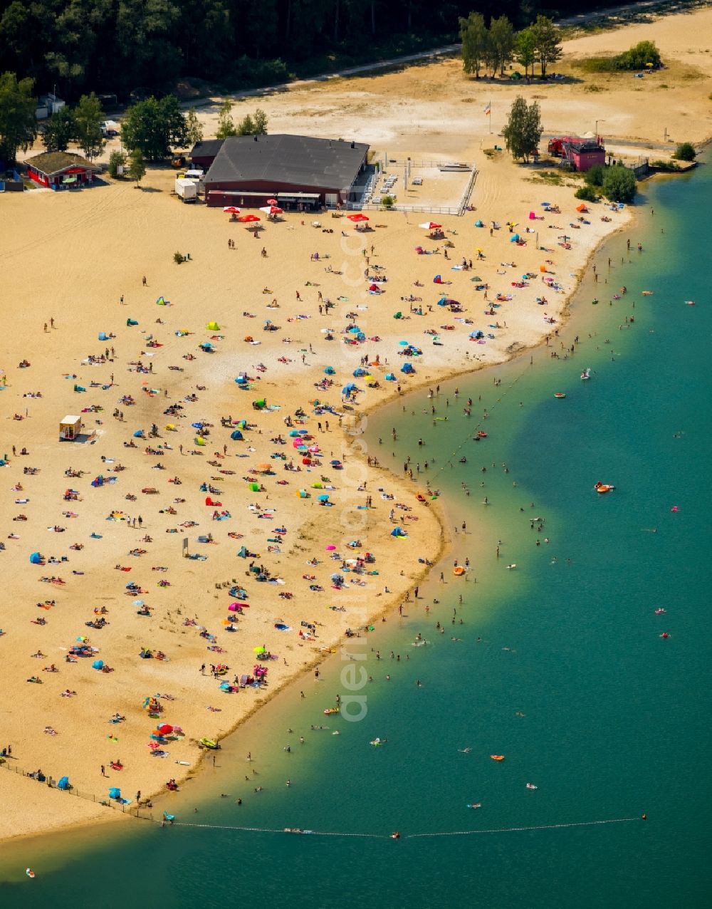 Aerial photograph Haltern am See - Mass influx of bathers on the beach and the shore areas of the lake Silbersee II in the district Sythen in Haltern am See in the state North Rhine-Westphalia, Germany