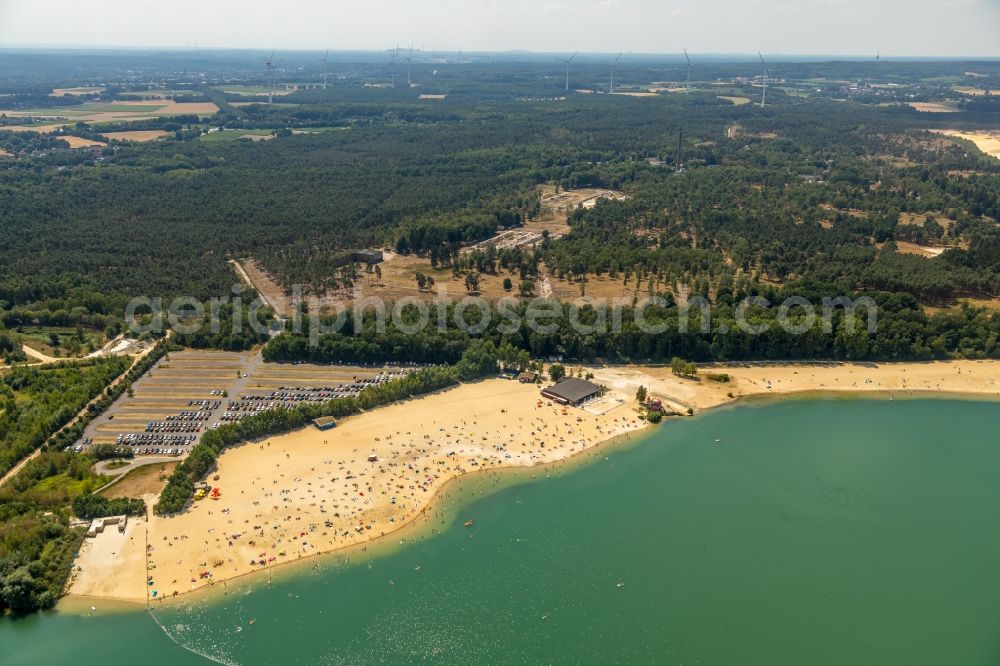 Haltern am See from the bird's eye view: Mass influx of bathers on the beach and the shore areas of the lake Silbersee II in the district Sythen in Haltern am See in the state North Rhine-Westphalia, Germany