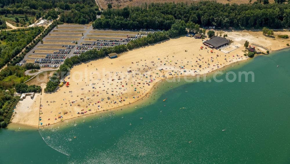 Aerial image Haltern am See - Mass influx of bathers on the beach and the shore areas of the lake Silbersee II in the district Sythen in Haltern am See in the state North Rhine-Westphalia, Germany