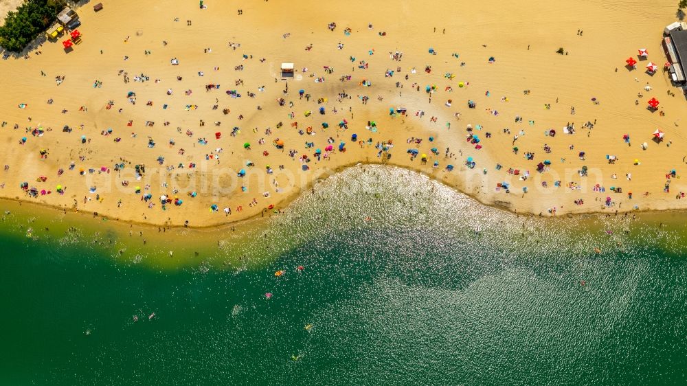 Haltern am See from the bird's eye view: Mass influx of bathers on the beach and the shore areas of the lake Silbersee II in the district Sythen in Haltern am See in the state North Rhine-Westphalia, Germany