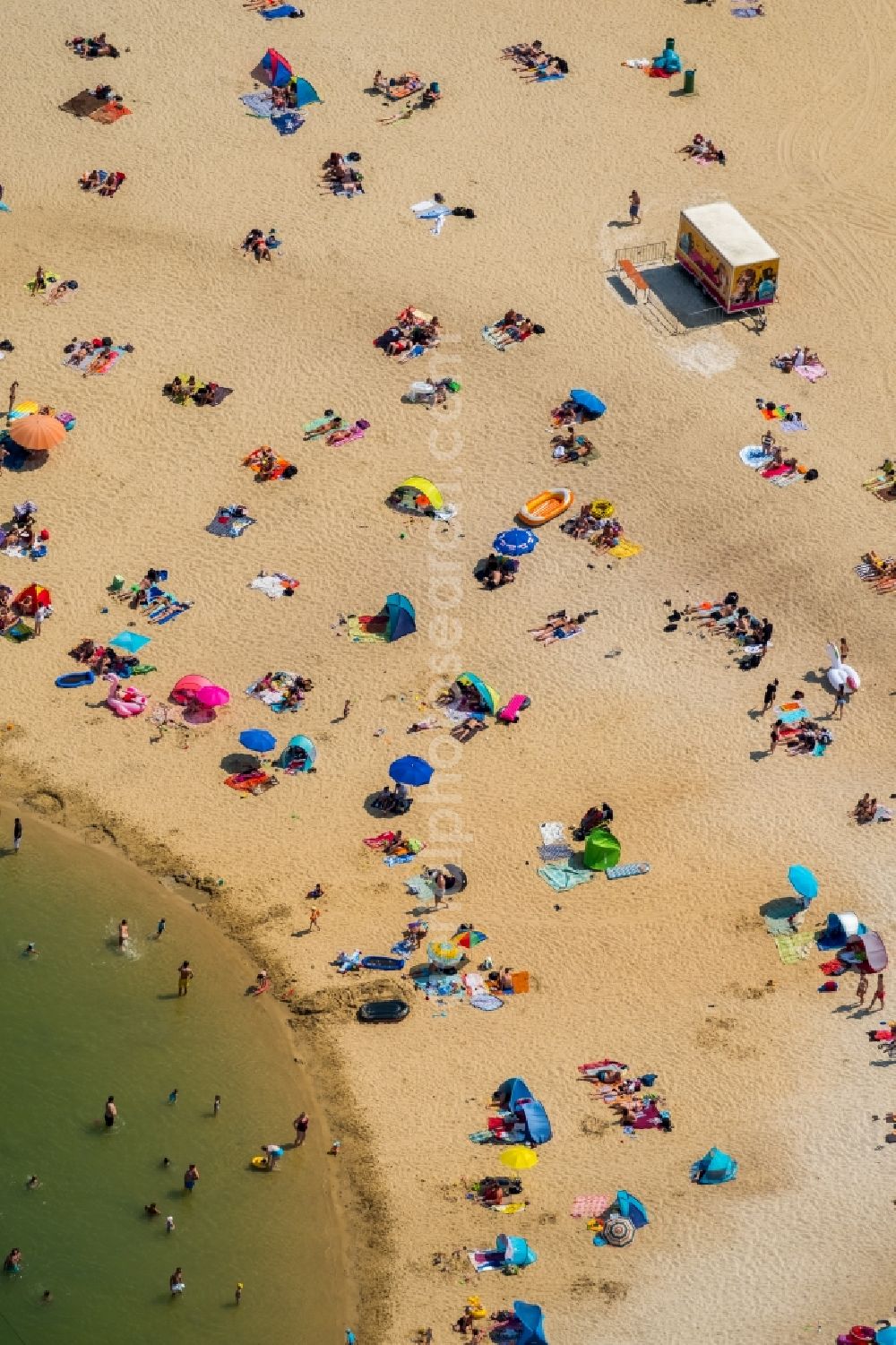 Haltern am See from the bird's eye view: Mass influx of bathers on the beach and the shore areas of the lake Silbersee II in the district Sythen in Haltern am See in the state North Rhine-Westphalia, Germany