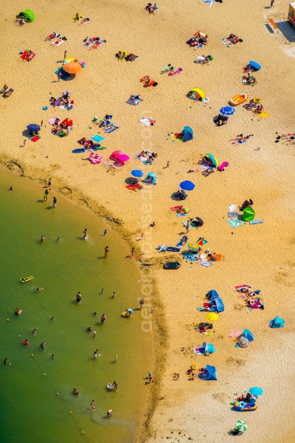 Aerial image Haltern am See - Mass influx of bathers on the beach and the shore areas of the lake Silbersee II in the district Sythen in Haltern am See in the state North Rhine-Westphalia, Germany