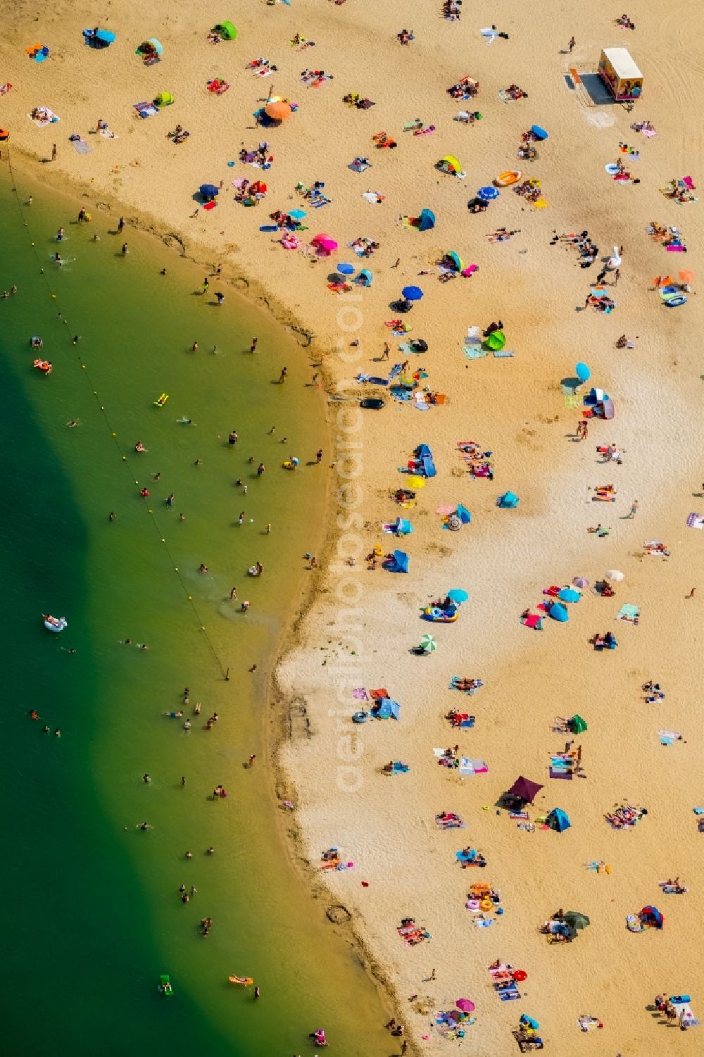 Aerial photograph Haltern am See - Mass influx of bathers on the beach and the shore areas of the lake Silbersee II in the district Sythen in Haltern am See in the state North Rhine-Westphalia, Germany