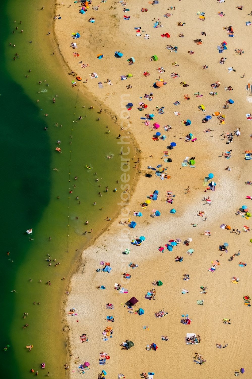 Haltern am See from the bird's eye view: Mass influx of bathers on the beach and the shore areas of the lake Silbersee II in the district Sythen in Haltern am See in the state North Rhine-Westphalia, Germany