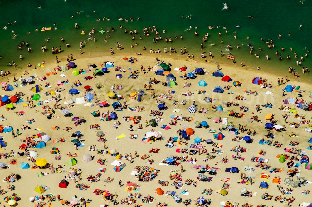 Haltern am See from the bird's eye view: Mass influx of bathers on the beach and the shore areas of the lake Silbersee II in the district Sythen in Haltern am See in the state North Rhine-Westphalia, Germany