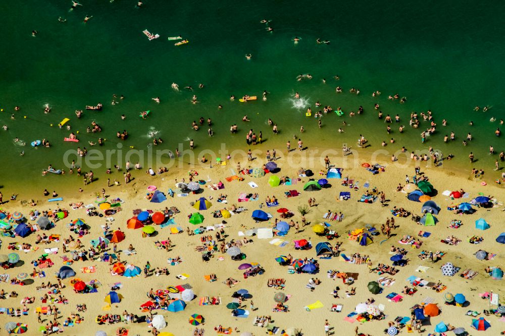 Aerial image Haltern am See - Mass influx of bathers on the beach and the shore areas of the lake Silbersee II in the district Sythen in Haltern am See in the state North Rhine-Westphalia, Germany