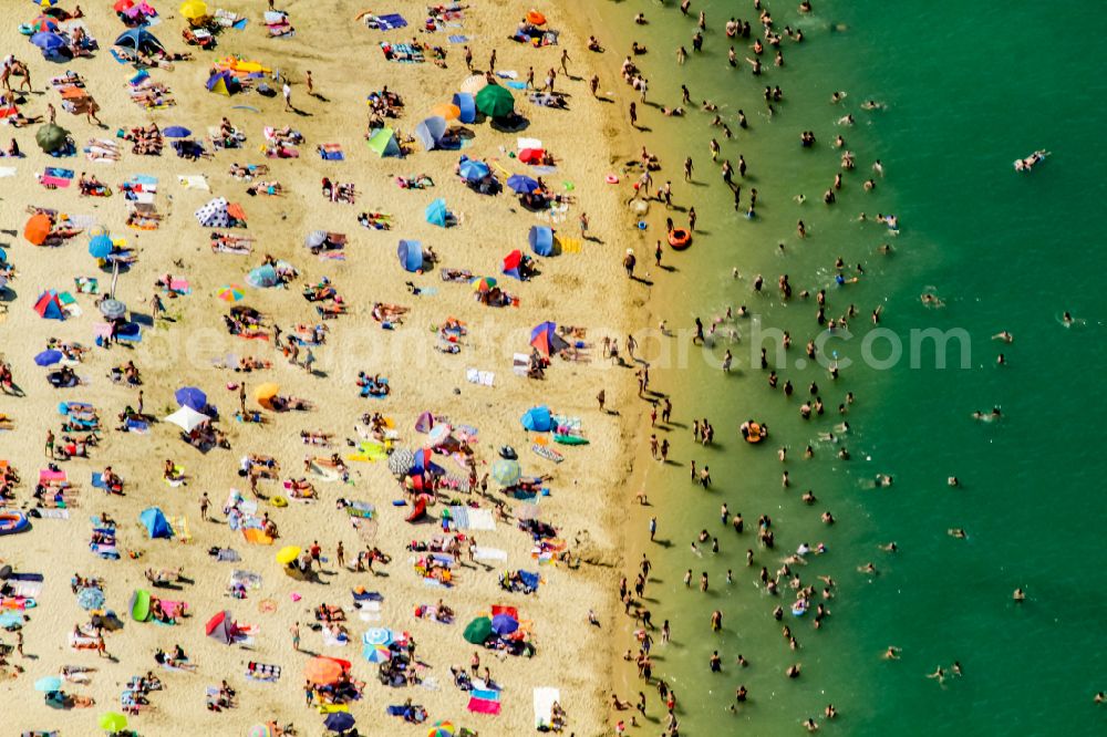 Aerial photograph Haltern am See - Mass influx of bathers on the beach and the shore areas of the lake Silbersee II in the district Sythen in Haltern am See in the state North Rhine-Westphalia, Germany