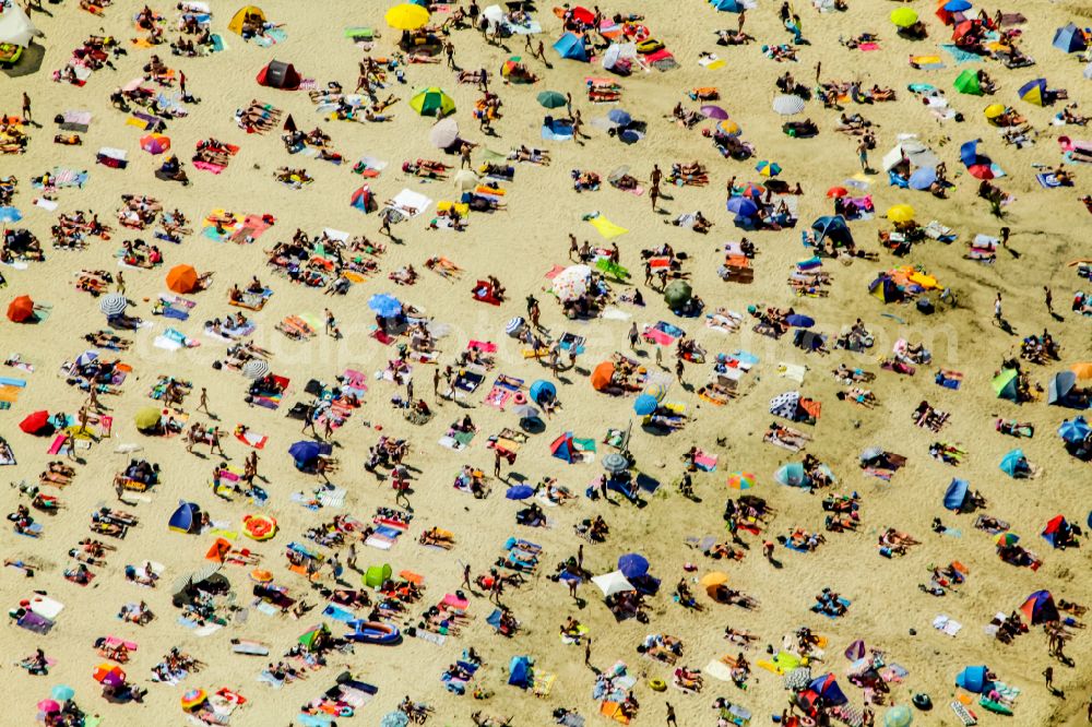 Haltern am See from above - Mass influx of bathers on the beach and the shore areas of the lake Silbersee II in the district Sythen in Haltern am See in the state North Rhine-Westphalia, Germany