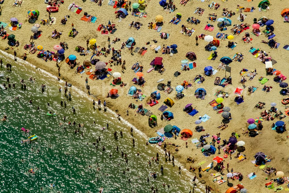 Aerial image Haltern am See - Mass influx of bathers on the beach and the shore areas of the lake Silbersee II in the district Sythen in Haltern am See in the state North Rhine-Westphalia, Germany