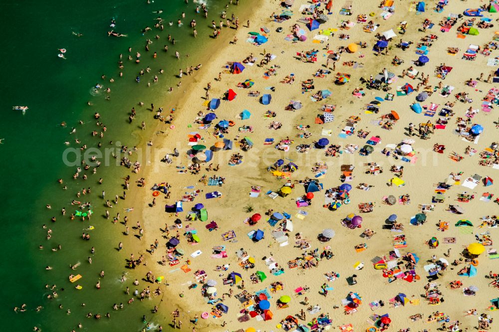 Aerial photograph Haltern am See - Mass influx of bathers on the beach and the shore areas of the lake Silbersee II in the district Sythen in Haltern am See in the state North Rhine-Westphalia, Germany