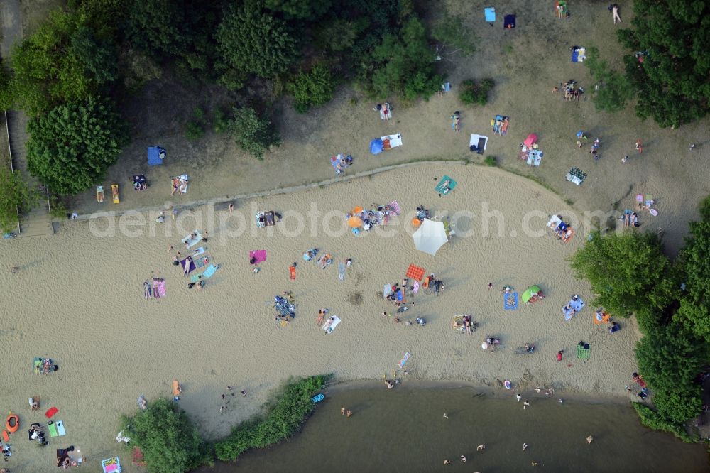 Aerial photograph Berlin - Mass influx of bathers on the beach and the shore areas of the lake Mueggelsee in Berlin in Germany