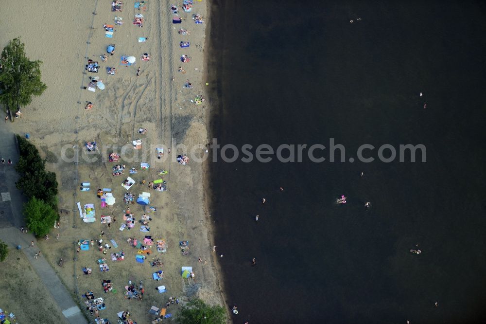 Aerial image Berlin - Mass influx of bathers on the beach and the shore areas of the lake Mueggelsee in Berlin in Germany