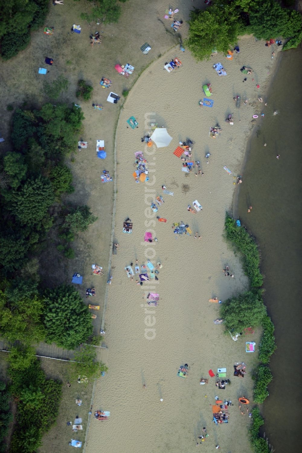 Aerial photograph Berlin - Mass influx of bathers on the beach and the shore areas of the lake Mueggelsee in Berlin in Germany