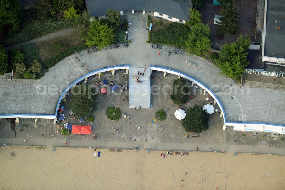 Berlin from the bird's eye view: Mass influx of bathers on the beach and the shore areas of the lake Mueggelsee in Berlin in Germany