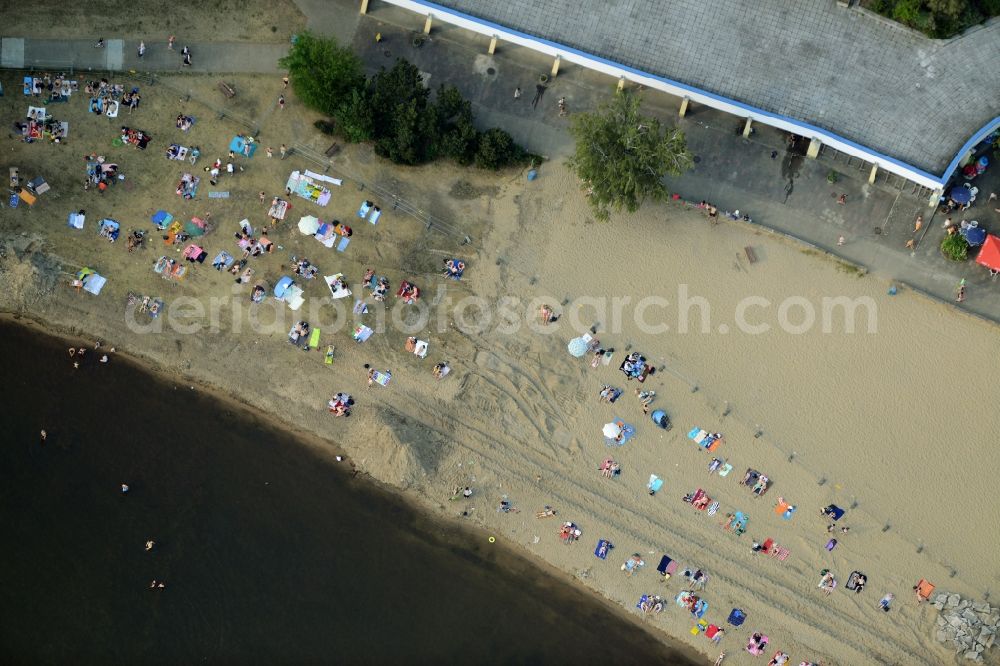 Aerial image Berlin - Mass influx of bathers on the beach and the shore areas of the lake Mueggelsee in Berlin in Germany