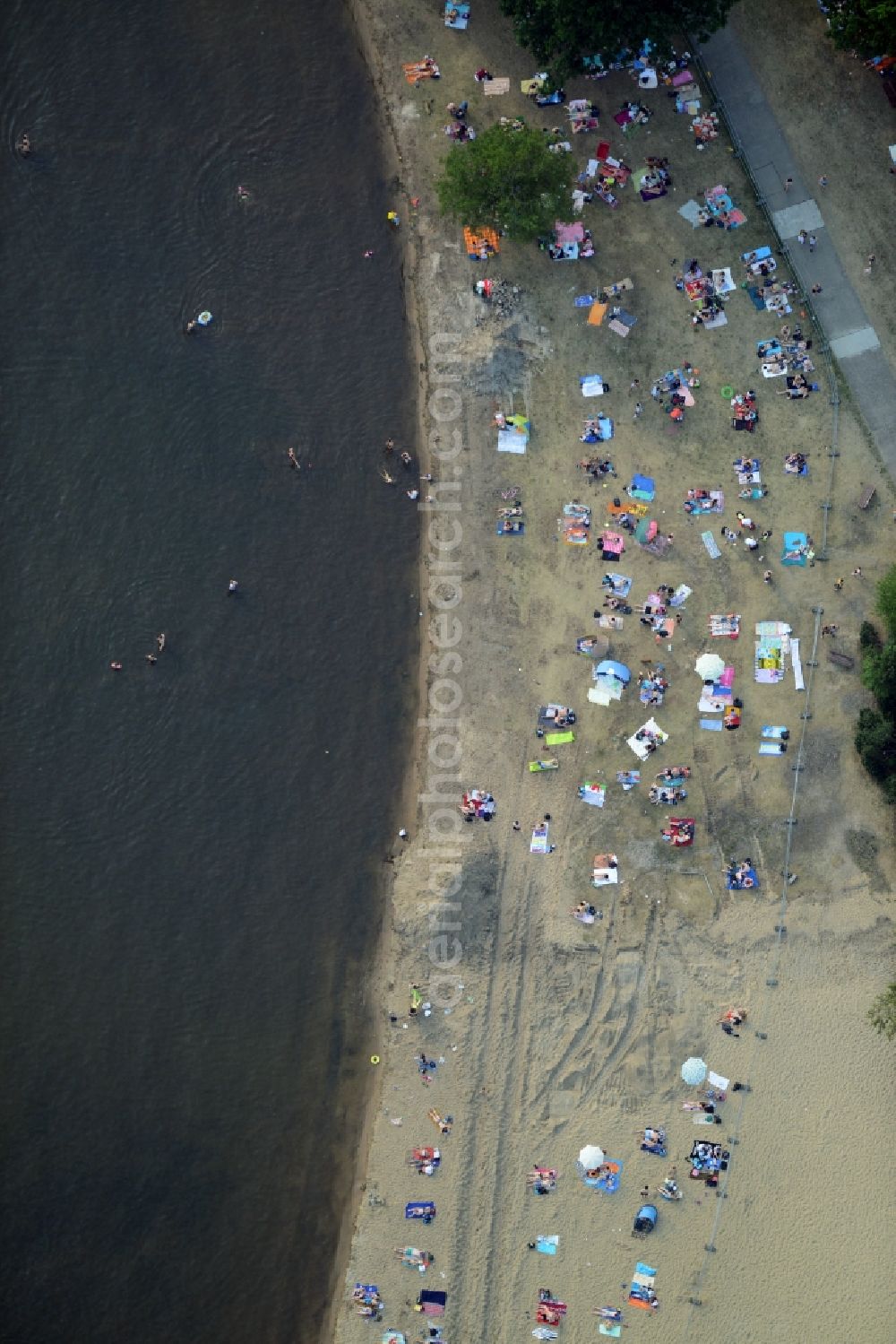 Aerial photograph Berlin - Mass influx of bathers on the beach and the shore areas of the lake Mueggelsee in Berlin in Germany