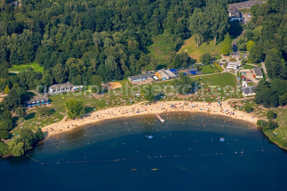 Düsseldorf from the bird's eye view: Mass influx of bathers on the beach and the shore areas of the lake Unterbacher See in Duesseldorf in the state North Rhine-Westphalia