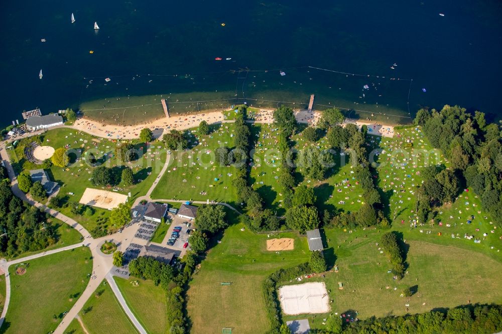 Aerial image Düsseldorf - Mass influx of bathers on the beach and the shore areas of the lake Unterbacher See in Duesseldorf in the state North Rhine-Westphalia