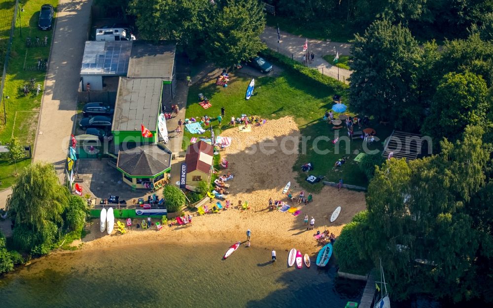 Aerial photograph Düsseldorf - Mass influx of bathers on the beach and the shore areas of the lake Unterbacher See in Duesseldorf in the state North Rhine-Westphalia