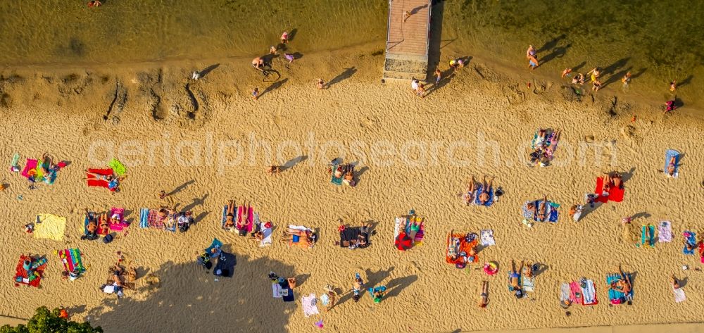 Düsseldorf from above - Mass influx of bathers on the beach and the shore areas of the lake Unterbacher See in Duesseldorf in the state North Rhine-Westphalia