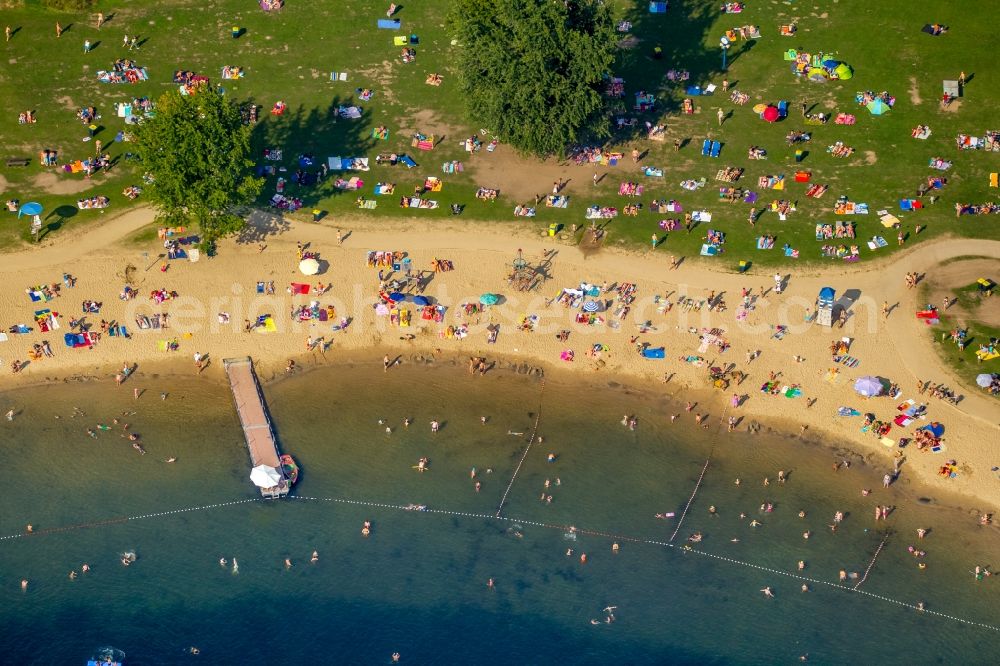 Düsseldorf from above - Mass influx of bathers on the beach and the shore areas of the lake Unterbacher See in Duesseldorf in the state North Rhine-Westphalia