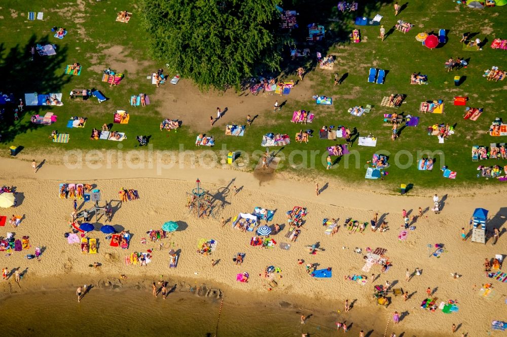 Aerial image Düsseldorf - Mass influx of bathers on the beach and the shore areas of the lake Unterbacher See in Duesseldorf in the state North Rhine-Westphalia