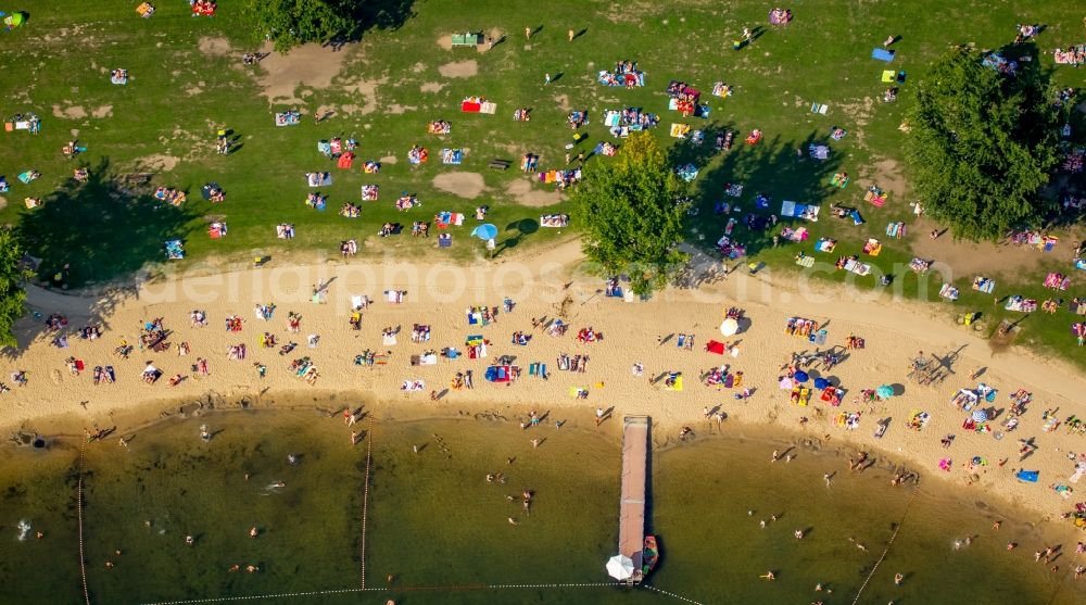 Aerial photograph Düsseldorf - Mass influx of bathers on the beach and the shore areas of the lake Unterbacher See in Duesseldorf in the state North Rhine-Westphalia