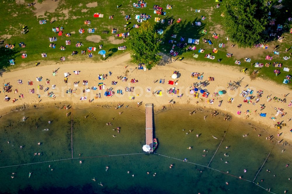 Düsseldorf from above - Mass influx of bathers on the beach and the shore areas of the lake Unterbacher See in Duesseldorf in the state North Rhine-Westphalia