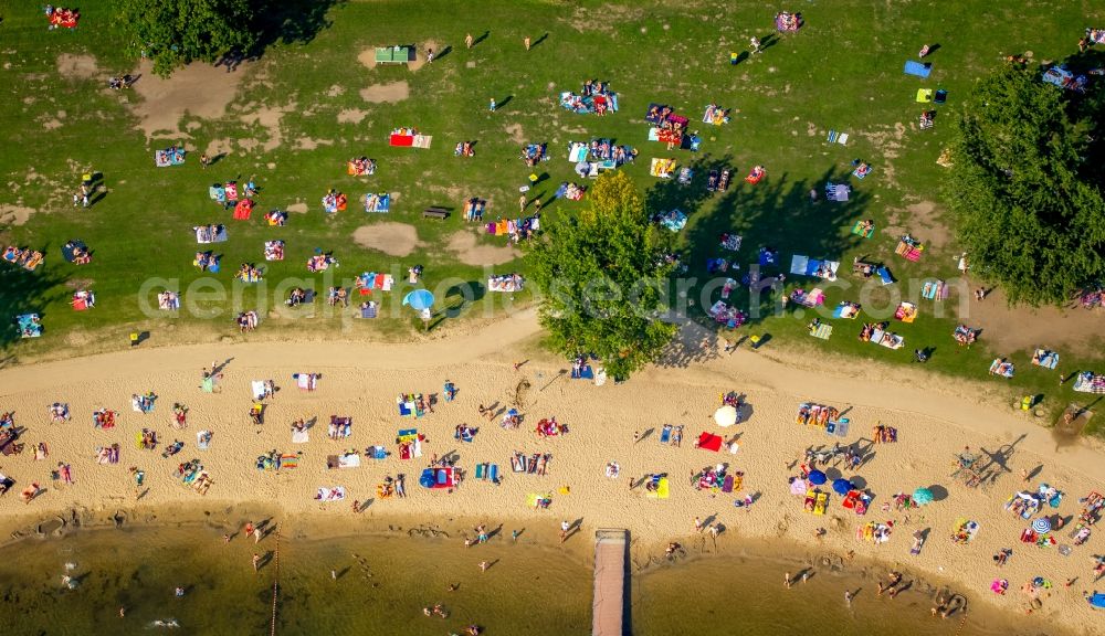 Düsseldorf from the bird's eye view: Mass influx of bathers on the beach and the shore areas of the lake Unterbacher See in Duesseldorf in the state North Rhine-Westphalia