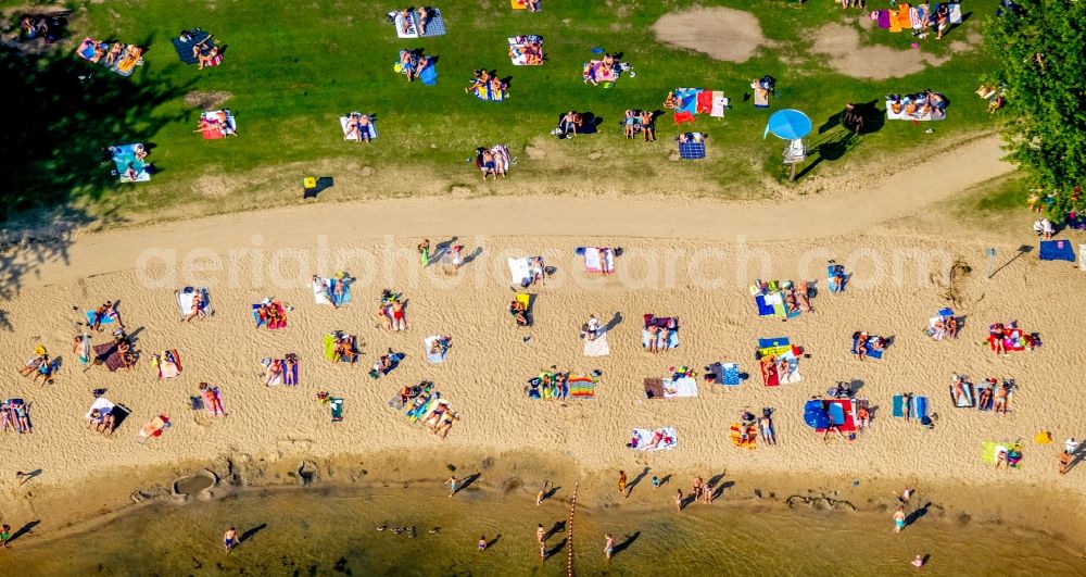 Aerial image Düsseldorf - Mass influx of bathers on the beach and the shore areas of the lake Unterbacher See in Duesseldorf in the state North Rhine-Westphalia