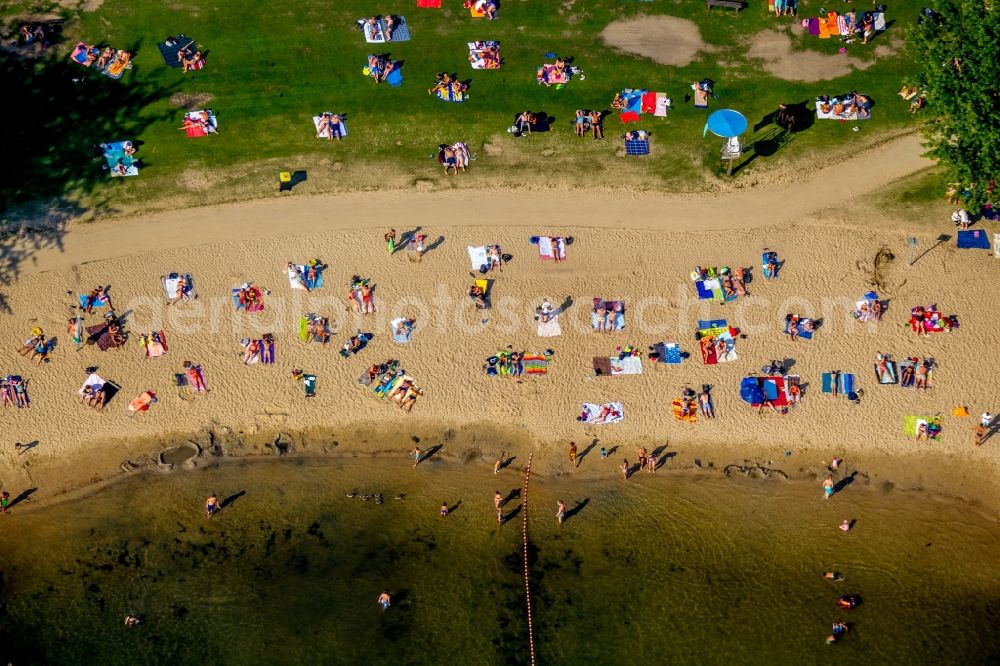 Aerial photograph Düsseldorf - Mass influx of bathers on the beach and the shore areas of the lake Unterbacher See in Duesseldorf in the state North Rhine-Westphalia