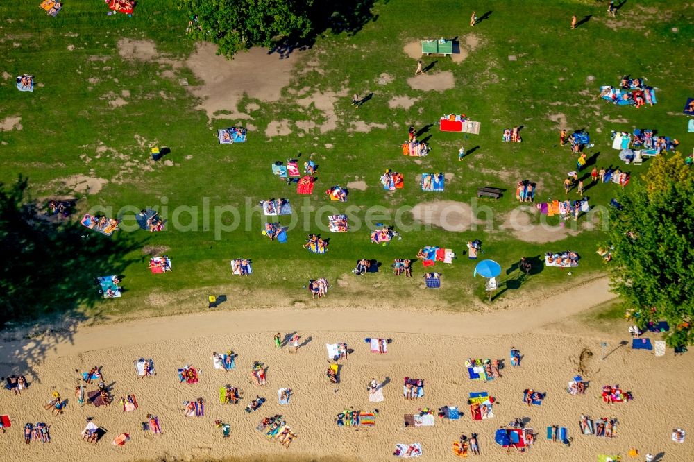 Düsseldorf from above - Mass influx of bathers on the beach and the shore areas of the lake Unterbacher See in Duesseldorf in the state North Rhine-Westphalia