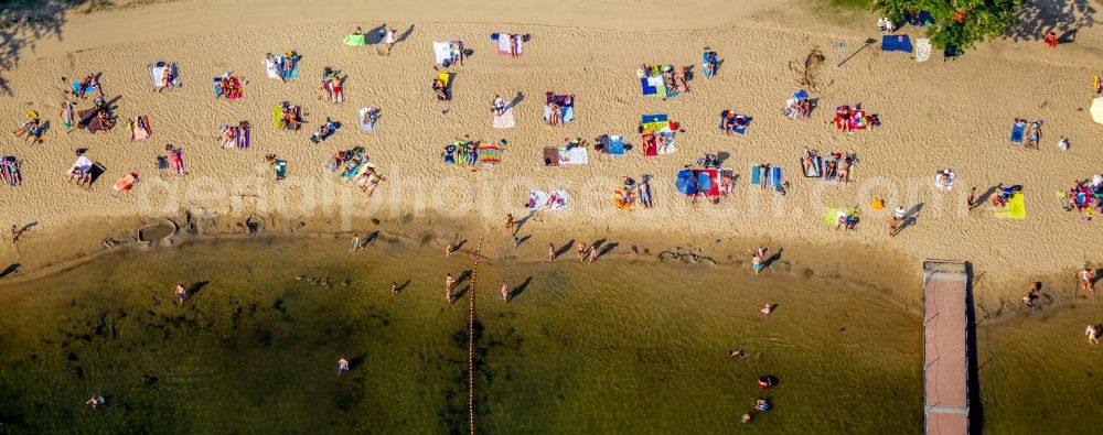 Aerial image Düsseldorf - Mass influx of bathers on the beach and the shore areas of the lake Unterbacher See in Duesseldorf in the state North Rhine-Westphalia