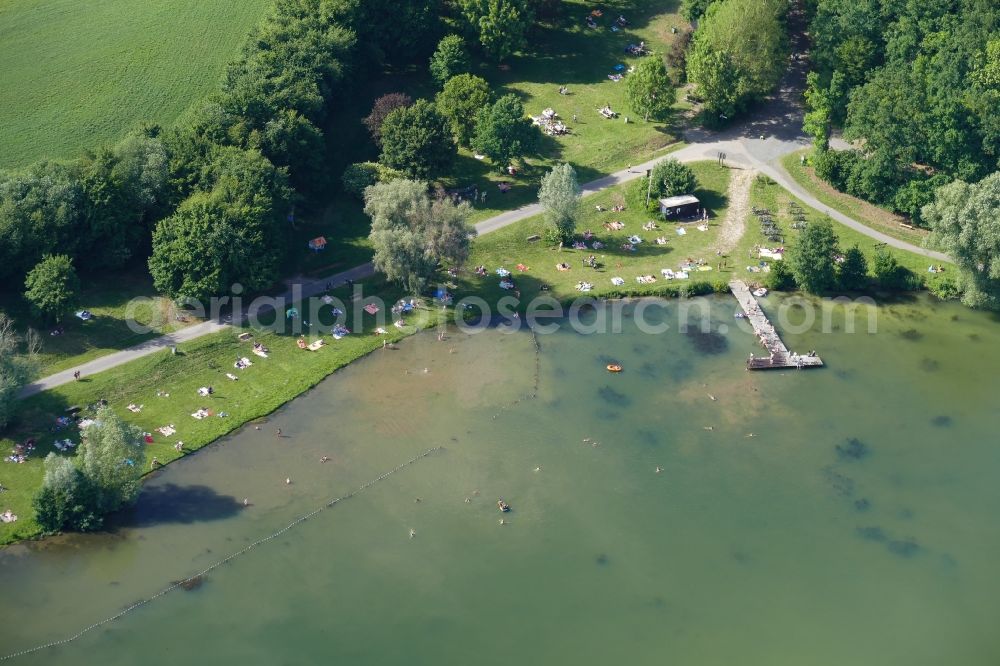 Aerial image Friedland - Mass influx of bathers on the beach and the shore areas of the lake Wendebachstausee in Friedland in the state Lower Saxony, Germany