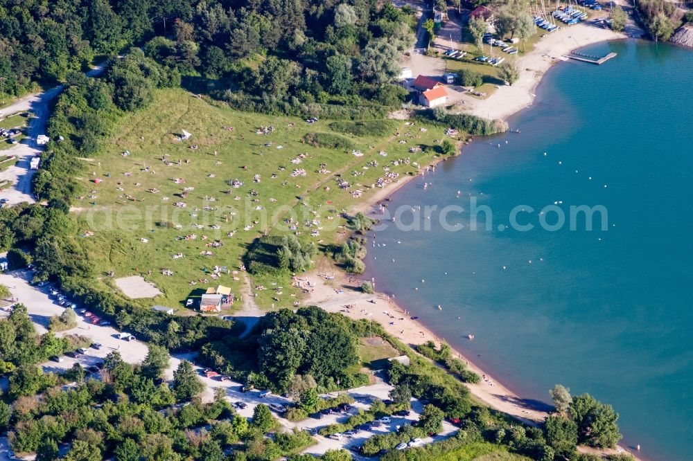 Rheinstetten from the bird's eye view: Mass influx of nudist bathers on the beach and the shore areas of the lake Epplesee in Rheinstetten in the state Baden-Wuerttemberg, Germany